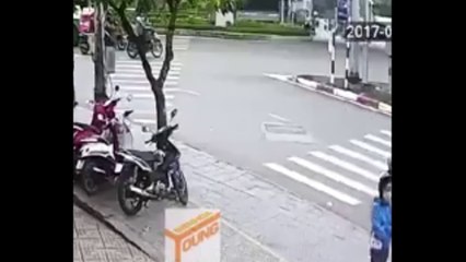 Ôtô tải tông 2 người đi xe máy đang chờ đèn đỏ