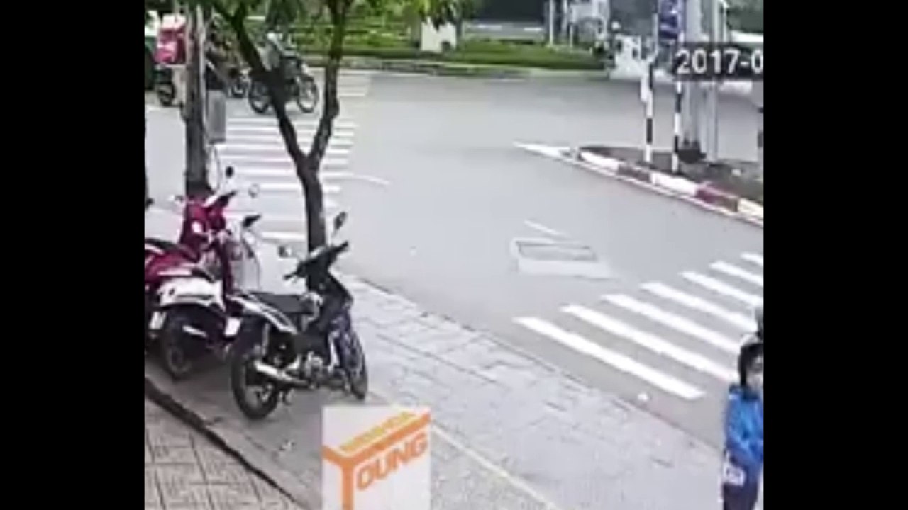 Ôtô tải tông 2 người đi xe máy đang chờ đèn đỏ