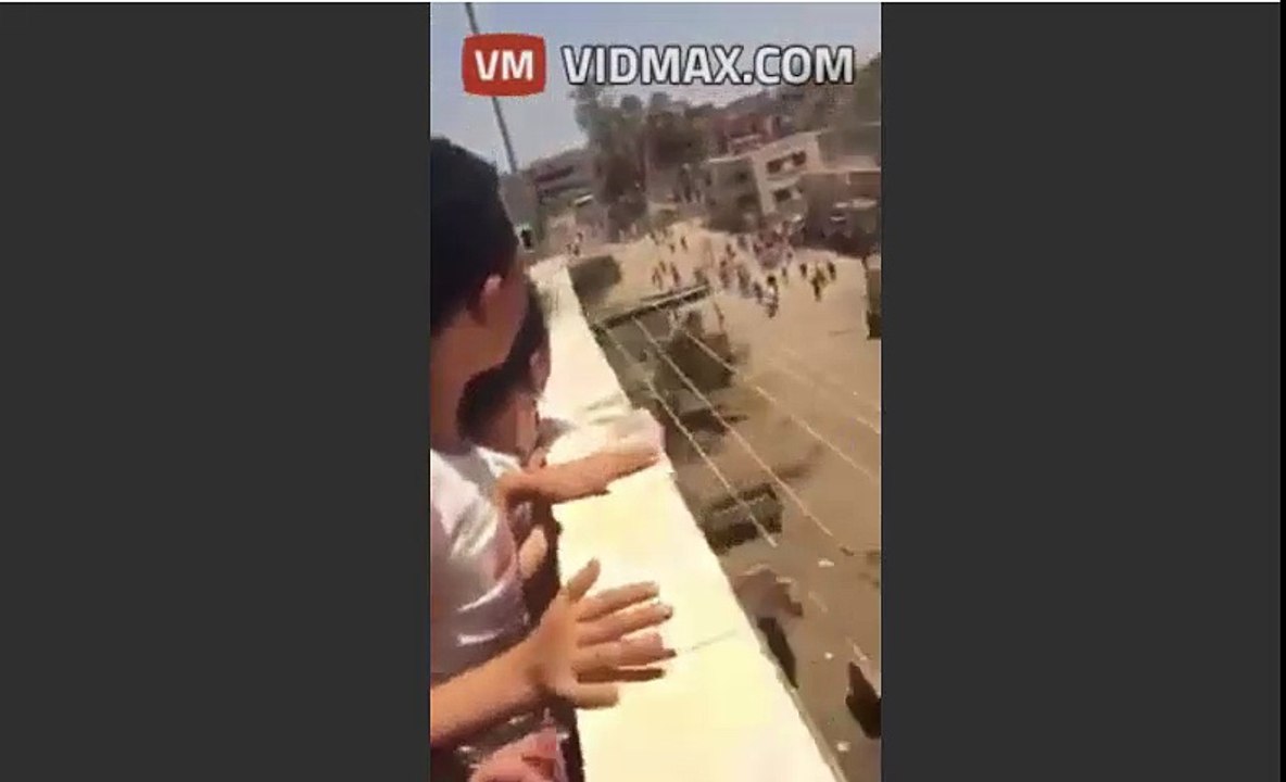 Une grande foule de musulmans attaquent les chrétiens