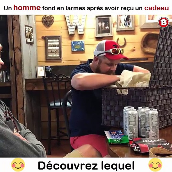 Un homme fond en larmes après avoir reçu un cadeau. Découvrez lequel