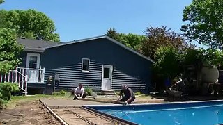 A 94 ans, il construit une piscine pour les enfants. Quelle est sa motivation