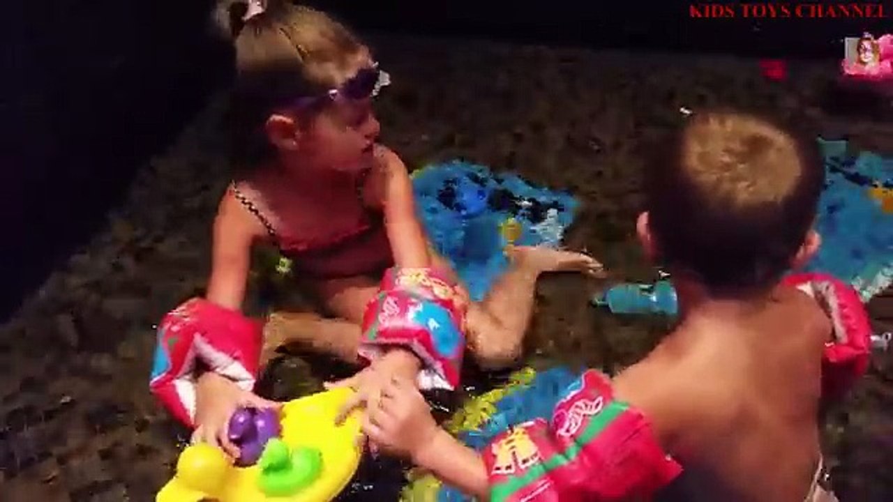 Enfants en jouant avec eau drôle vidéo pour enfants