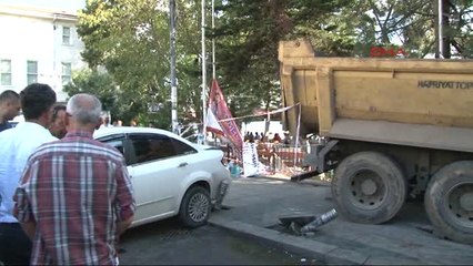 Beykoz'da Hafriyat Kamyonu Kaza Yaptı