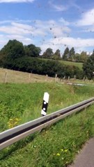 Il filme une incroyable tornade dans un champs en Allemagne