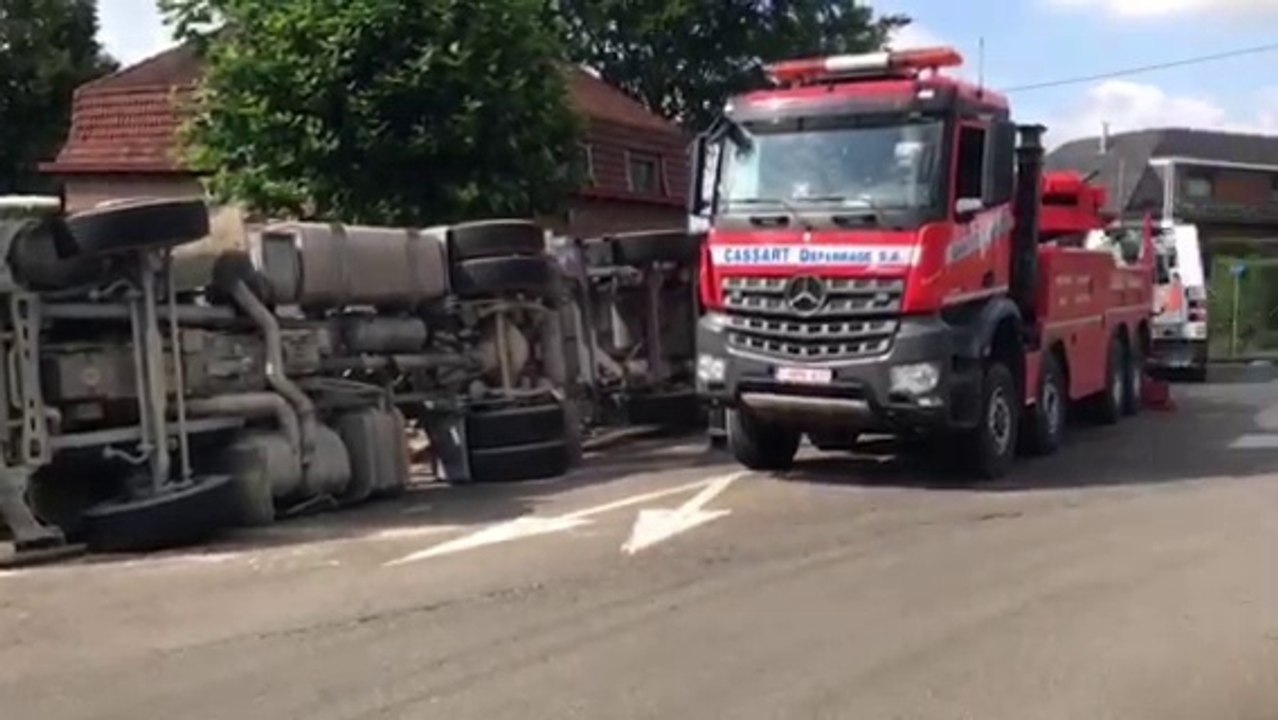 Flawinne: le camion renversé a causé beaucoup de dégâts