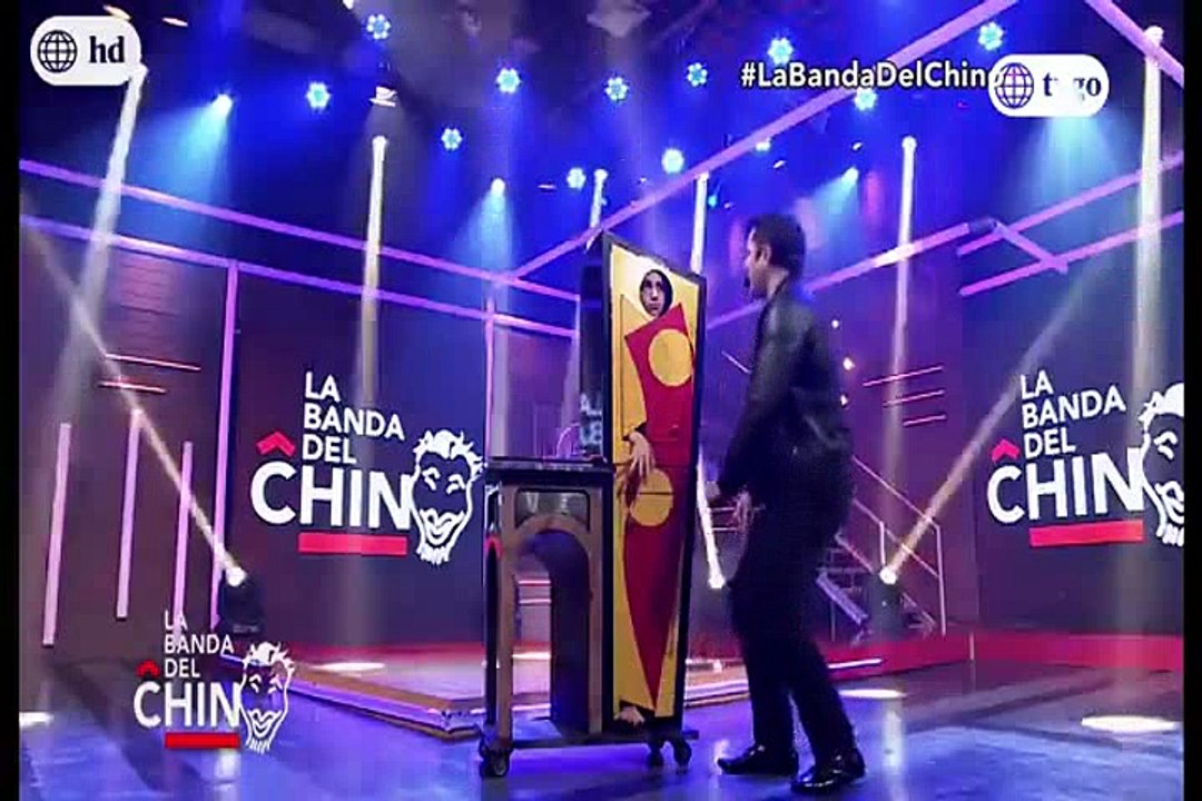 El Mago George hace truco de la Caja con Manuela Camacho