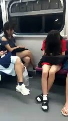 Dekhiye Es Ldki Ne Kya Kiya Metro M..