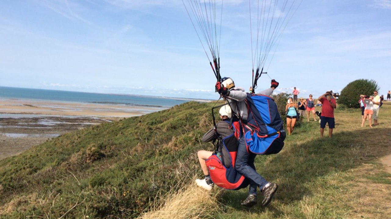 À 93 ans, Gaston survole Granville en parapente