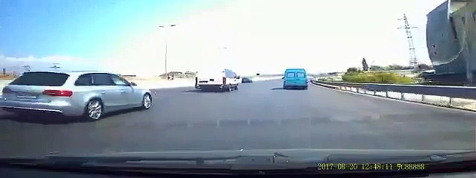 Aksident i tmerrshëm në Tiranë-Durrës, “Mini Cooper” përplas disa makina dhe largohet