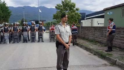 Fabrikanın Araç Çıkış Kapısında Oturan İşçiler Gözaltına Alındı