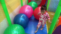 Des balles enfants les couleurs éducatif pour géant enfants Apprendre les tout-petits vidéo avec Baloons