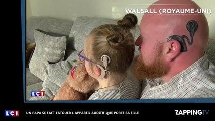 Un papa se fait tatouer l'appareil auditif que porte sa fille (vidéo)