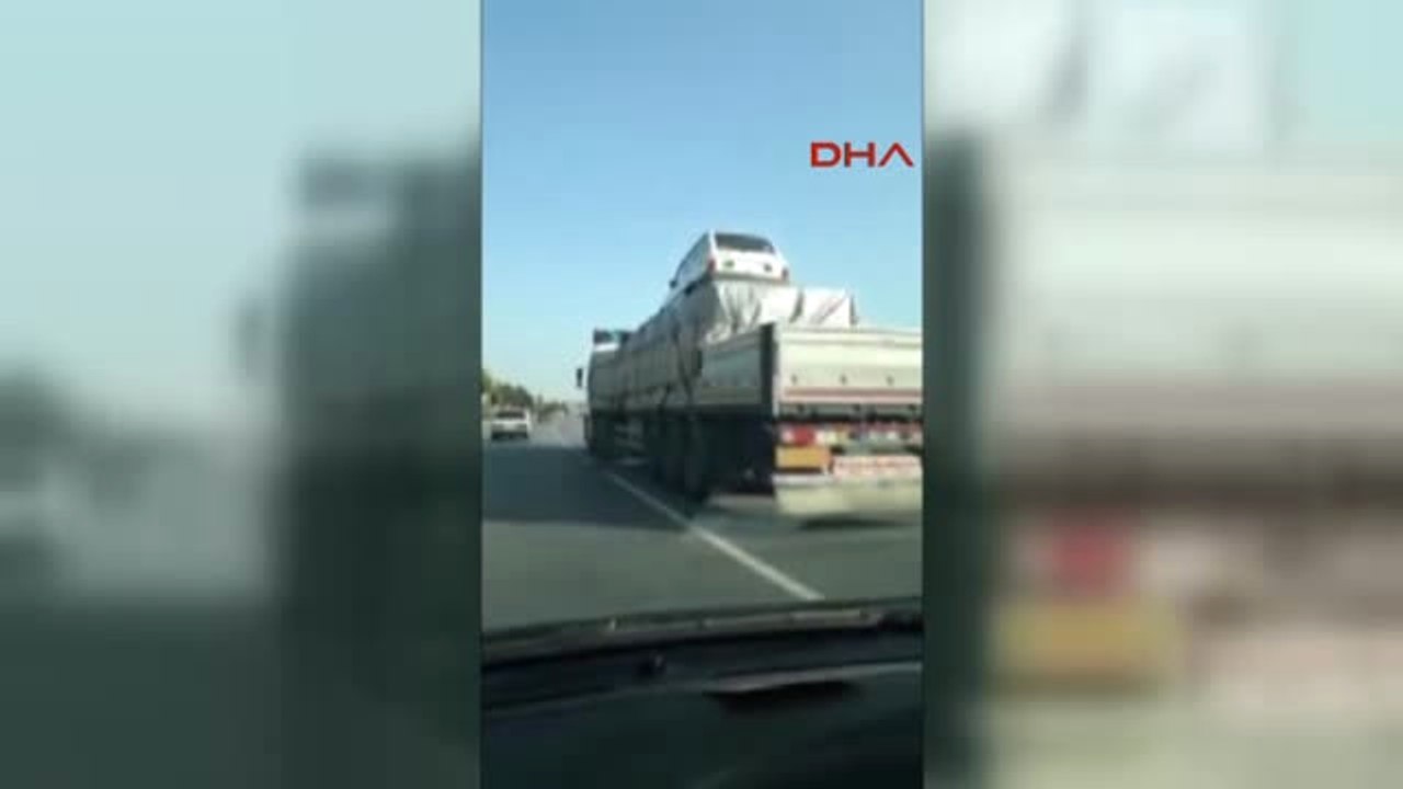 Eskişehir Tır'ın Dorsesindeki Yükün Üzerine Otomobil Konuldu