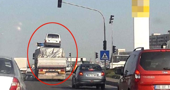 Tehlikeye Meydan Okudu! TIR'ın Dorsesindeki Yükün Üzerinde Otomobil Taşıdı