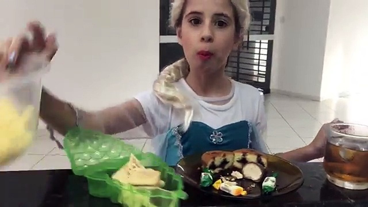 Y médico congelado divertido tiene herir bromista broma hombre araña superhéroe en Elsa vs elsa vs irl