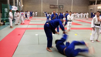 Toma Nikiforov s'entraîne très dur avec trois partenaires