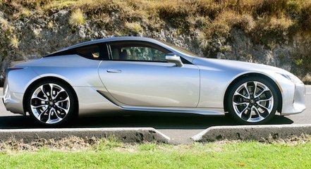 2018 Lexus LC 500h VS JAGUAR F-TYPE