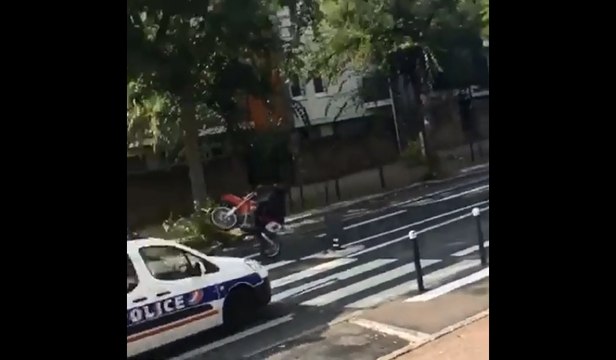 Il nargue la police en roue arrière avec sa motocross.