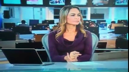 Apresentadora se gaba de blusa com cristais Swarovski!