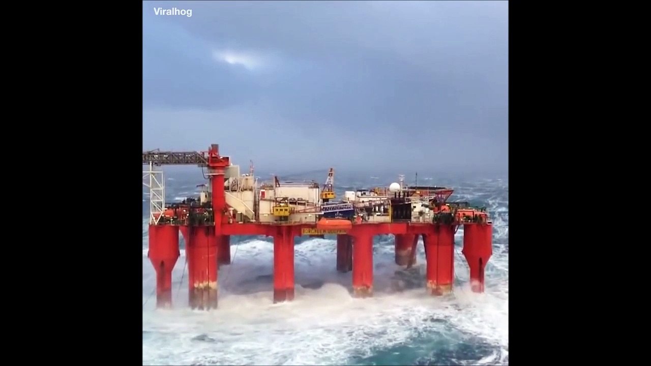 Regardez un peu les vagues... Tu veux toujours travailler sur une plateforme pétrolière en mer ???