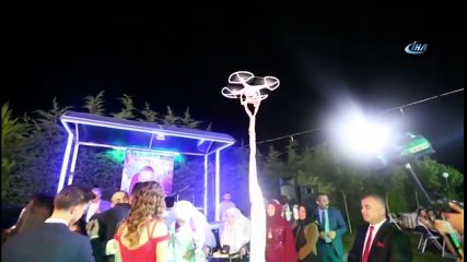 Sıraya Girmek İstemedi, Paraları Drone Uçurarak Taktı