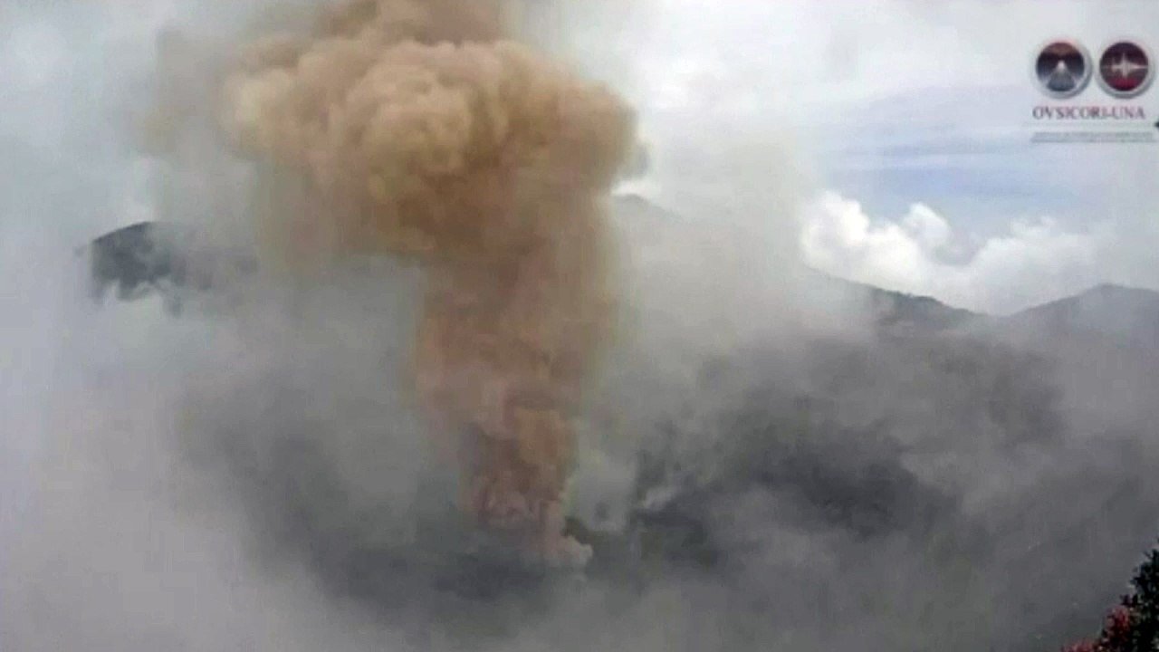 Smoke surges up from volcano erupting in Costa Rica - video Dailymotion