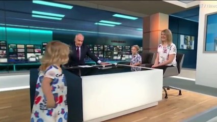 Une fillette vole la vedette au présentateur du JT