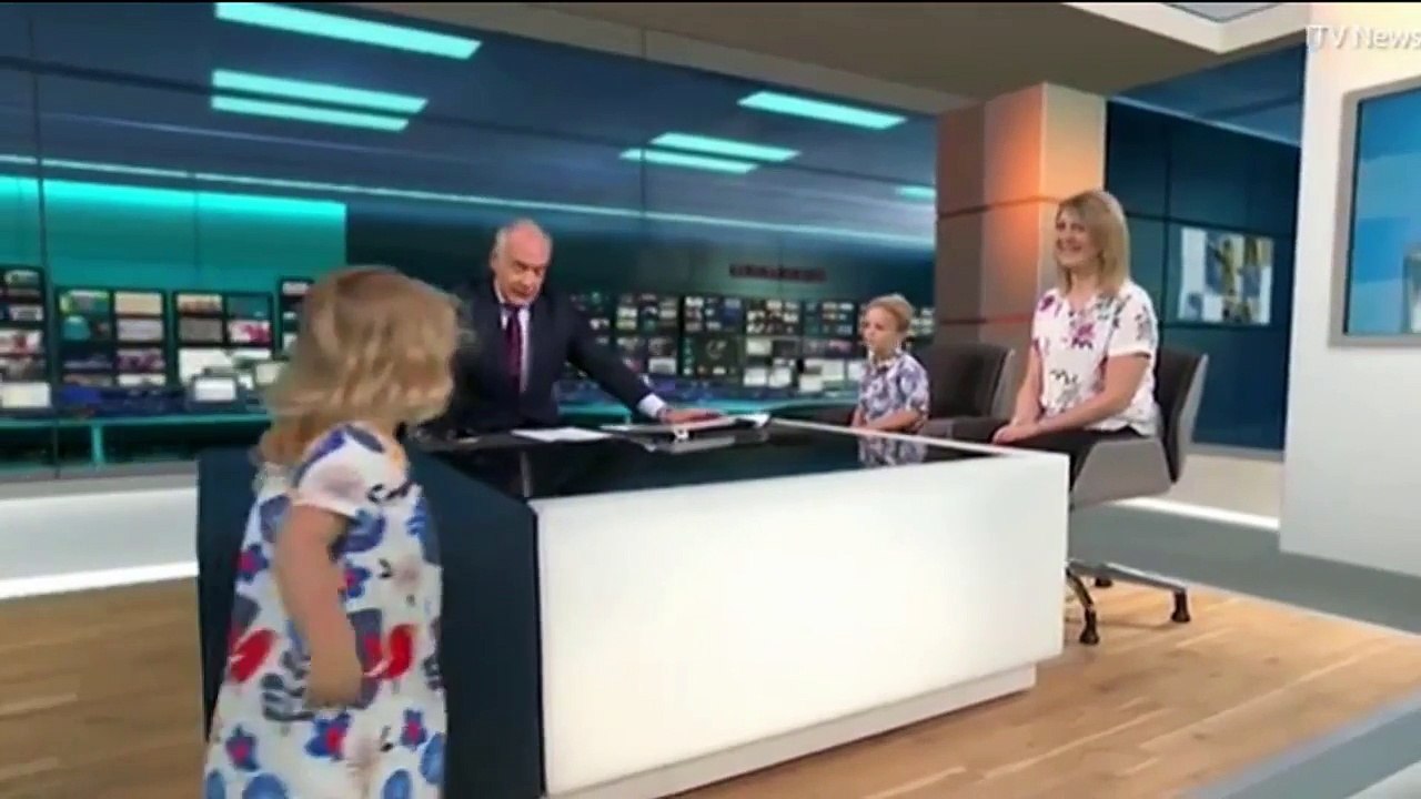 Une fillette vole la vedette au présentateur du JT