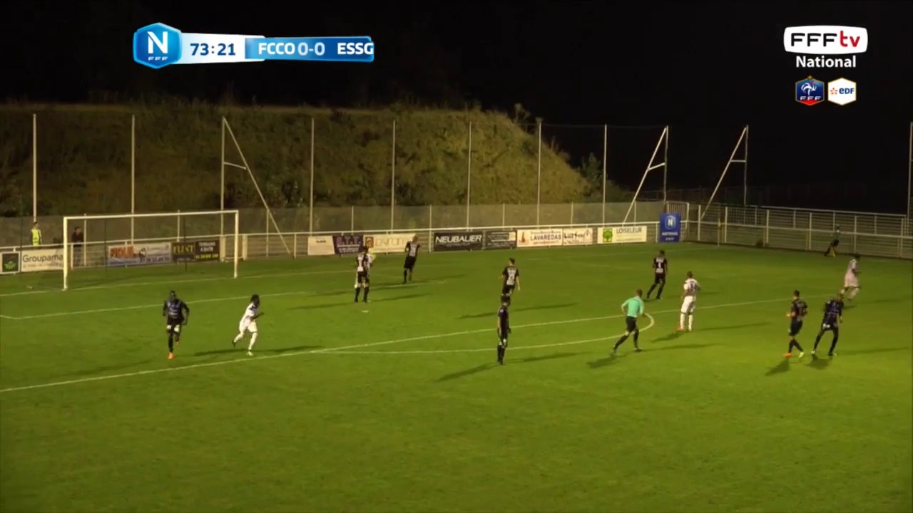 Coup franc directement dans les bras du gardien.