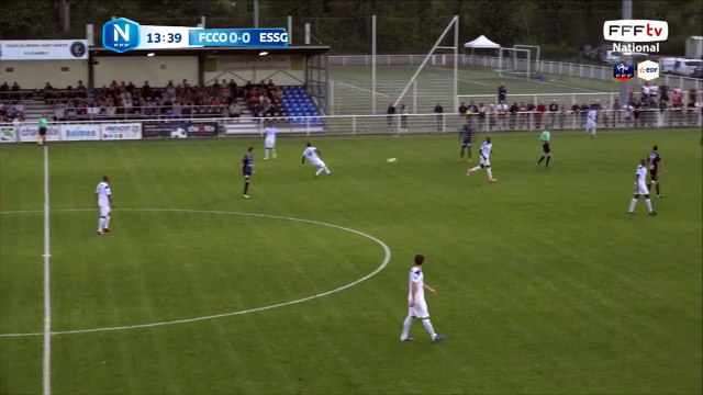 Coup franc joué rapidement mais personne à la réception du centre.