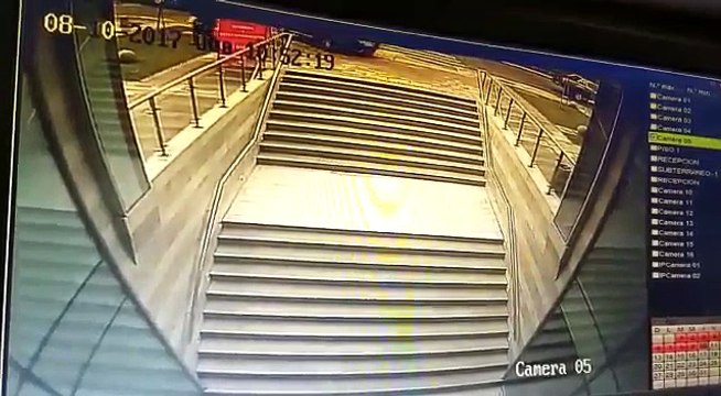 Une conductrice coince sa voiture dans un escalier