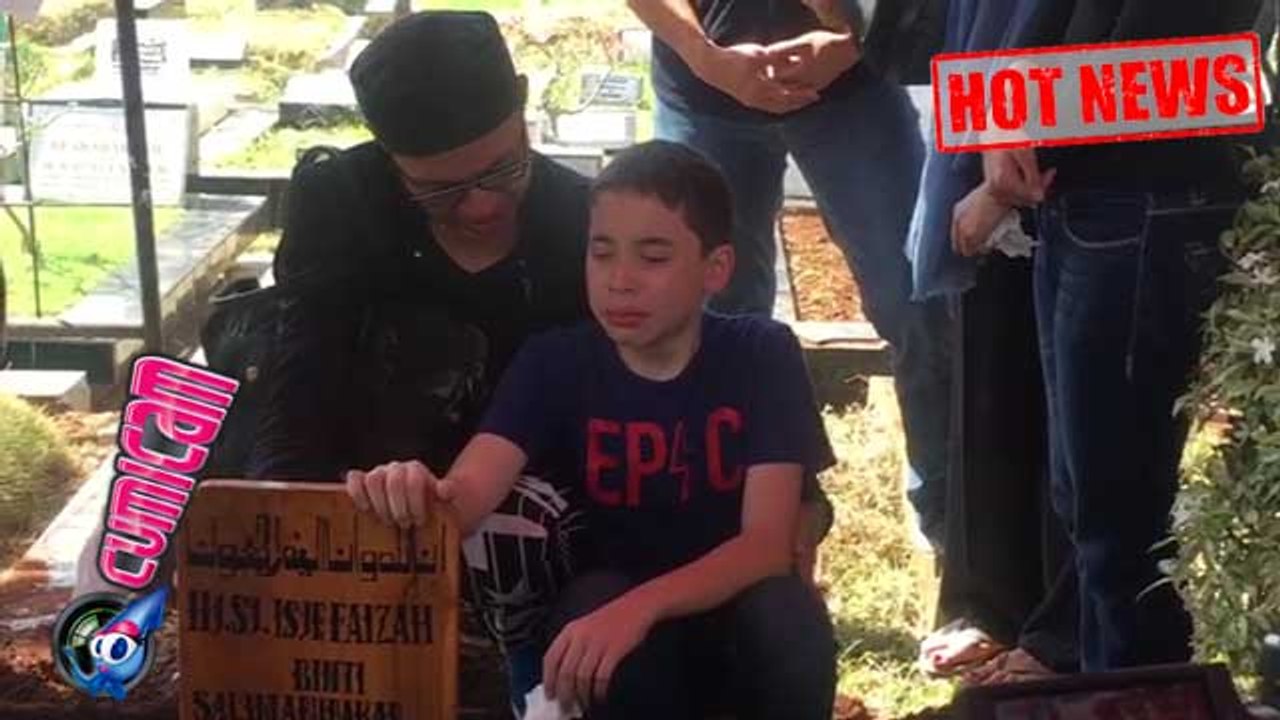 Hot News! Terpukul, Putra Jane Menangis di Depan Makam Sang Nenek - Cumicam 25 Agustus 2017