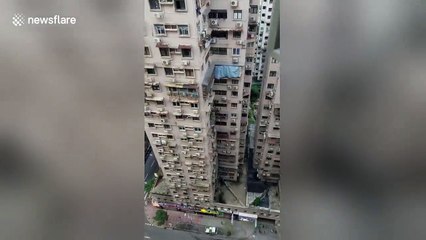 Il risque sa vie pour réparer la Clim dans le vide au 20eme étage de cet immeuble de Macau