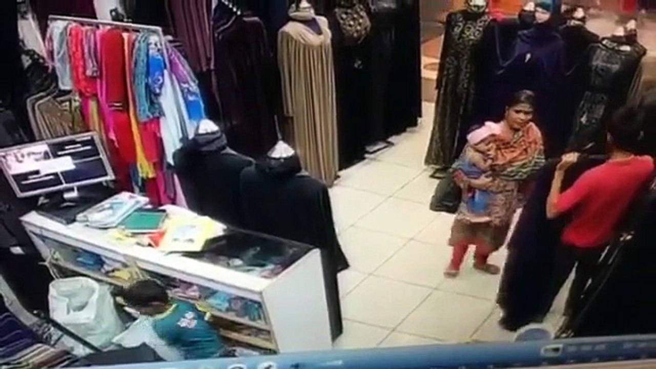اس ویڈیو میں دیکھیں اس عورت نے کس طرح اپنے بچے...