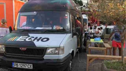 ECHO, la furgoneta que lleva formación e integración a refugiados en Grecia