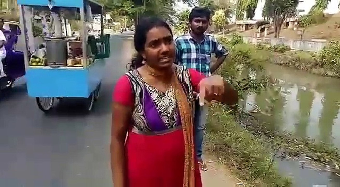 ఈ అమ్మాయి చూడండి పోలీసులను ఎలా ప్రశ్నిస్తుందో