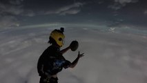 Se lancer une noix de coco dans les airs pendant un saut en parachute