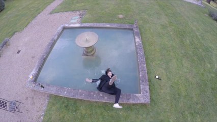 Скачать видео: Elle tombe dans la fontaine en voulant se montrer au Drone LOL