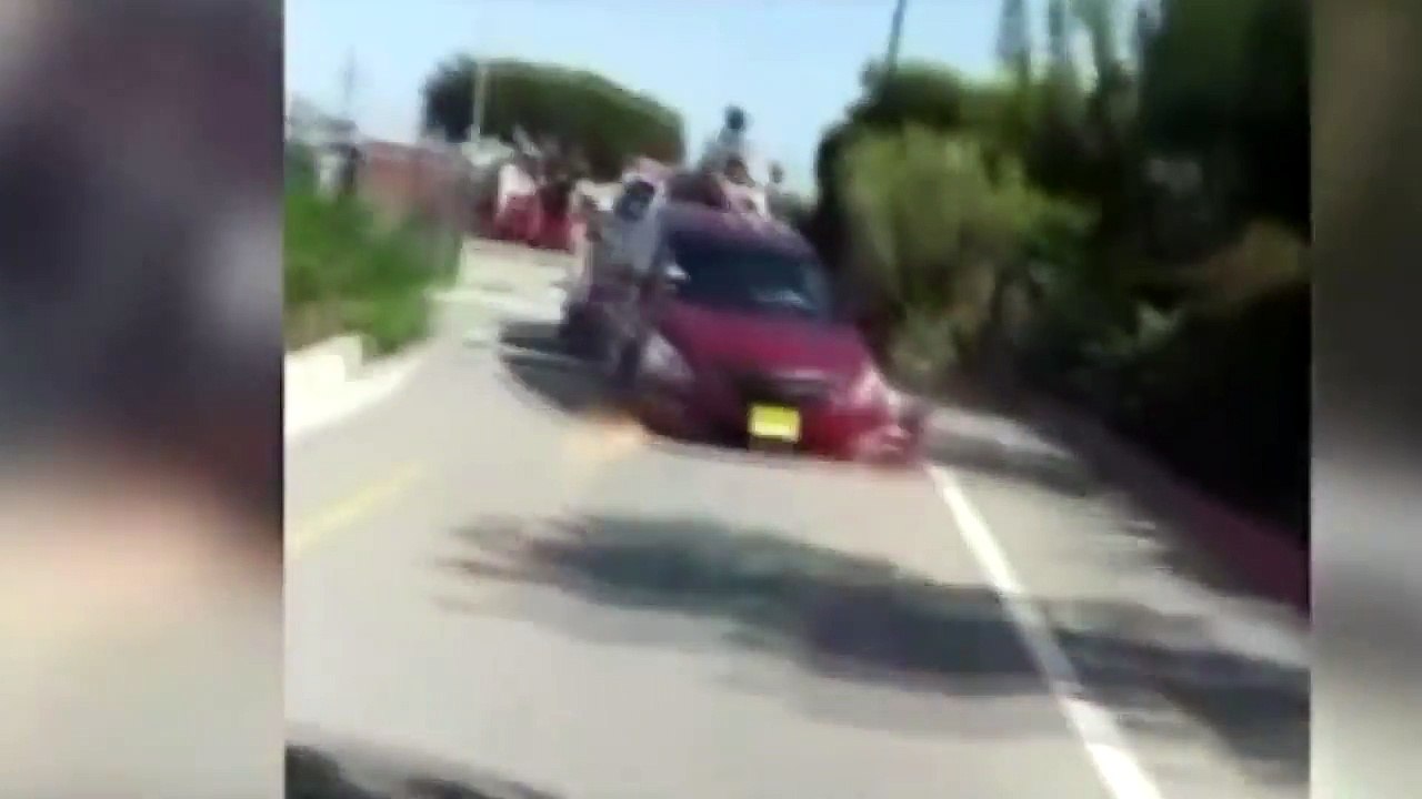 Il monte sur le toit de la dépanneuse de la fourrière pour récupérer sa voiture !!