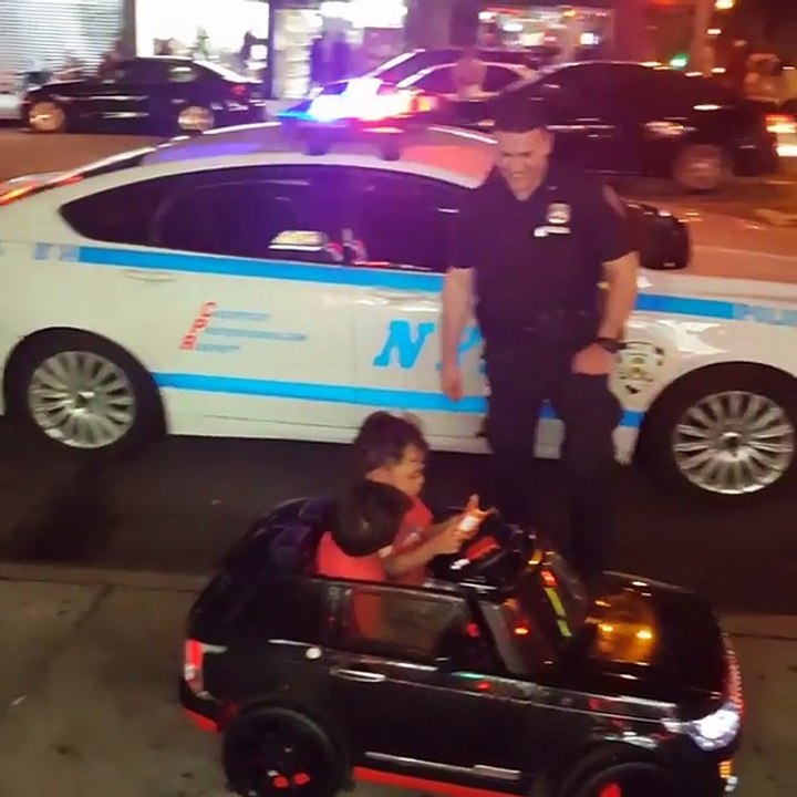 Jumeaux en voiture à enfant arrêtés par la police !