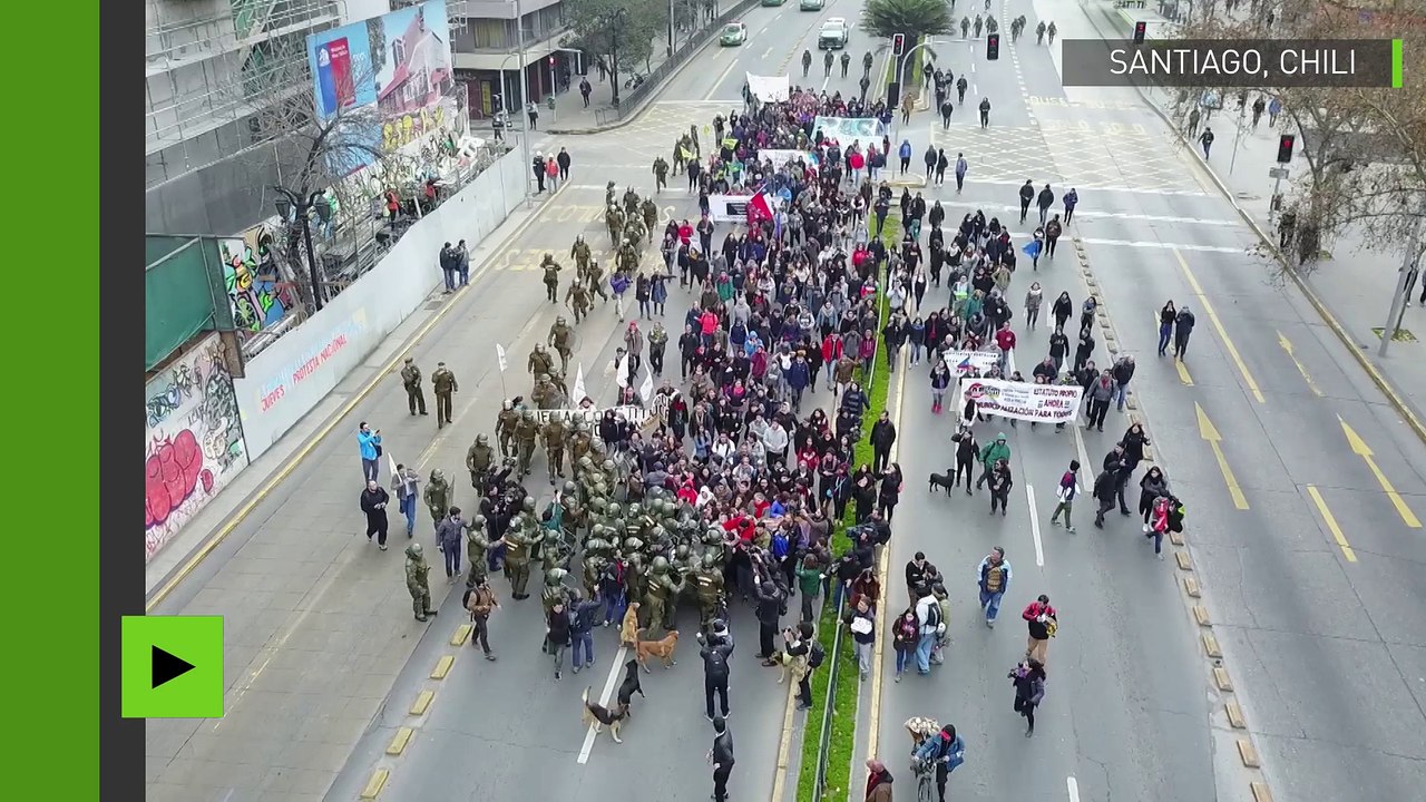 Une bagarre énorme lors de la manifestation des étudiants capturée par un drone