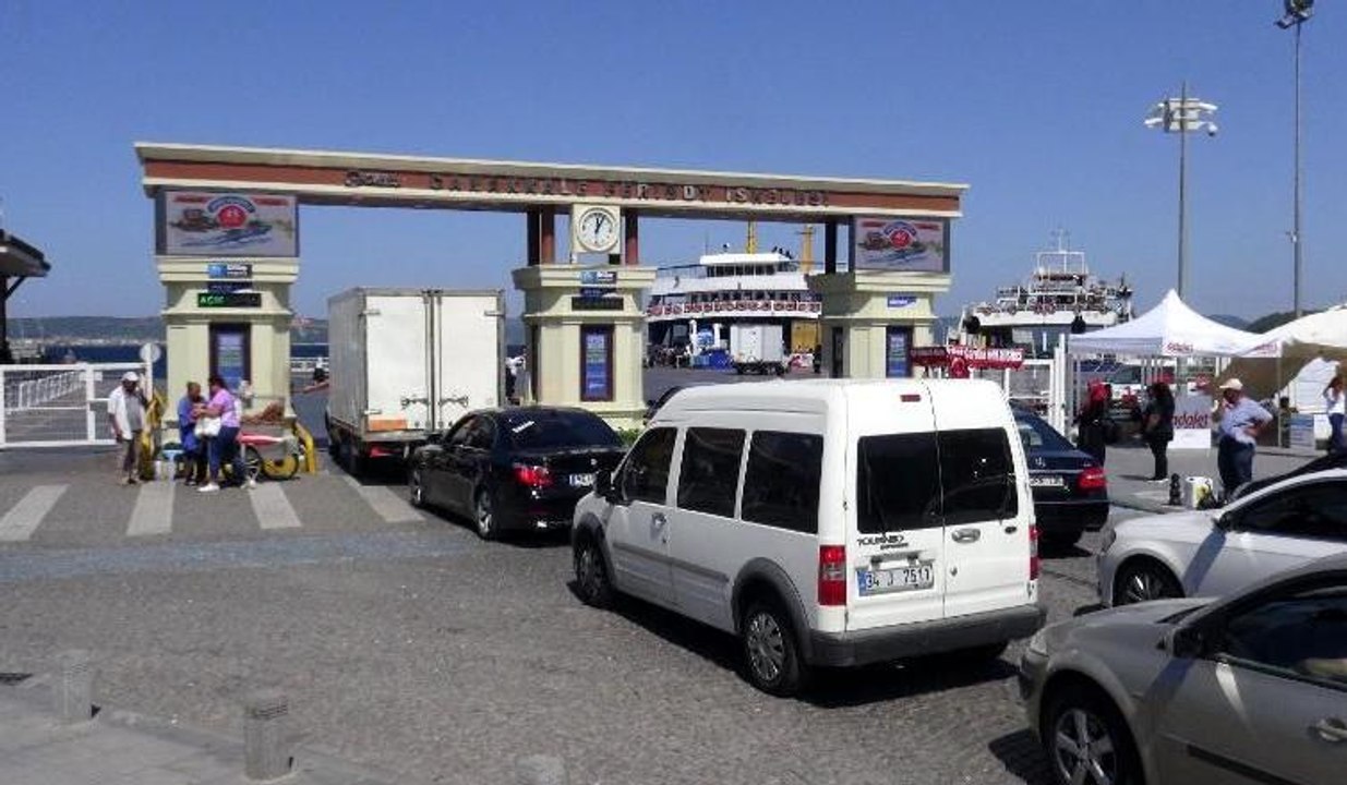 Feribot iskelesinde bayram yoğunluğu