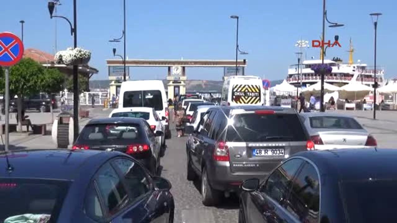 Çanakkale Feribot İskelesinde Bayram Yoğunluğu