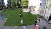 Une femme veut s’amuser avec un drone et finit par tomber dans une fontaine !