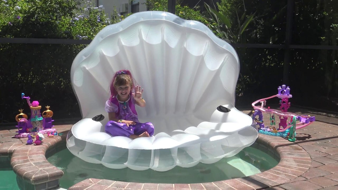 Shimmer e Shine - Brincando  na Piscina - Brincadeiras e Diversão na Piscina