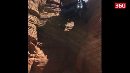 E pabesueshme, fuoristrada zbret nga një shkëmb vertikalisht (360video)