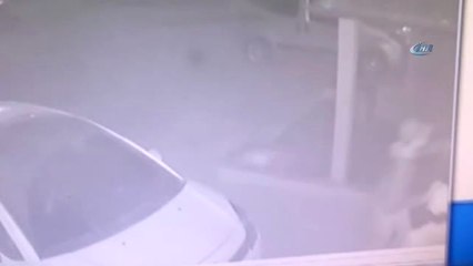 Eve Girmeye Çalışan Hırsızlar Güvenlik Kamerasında