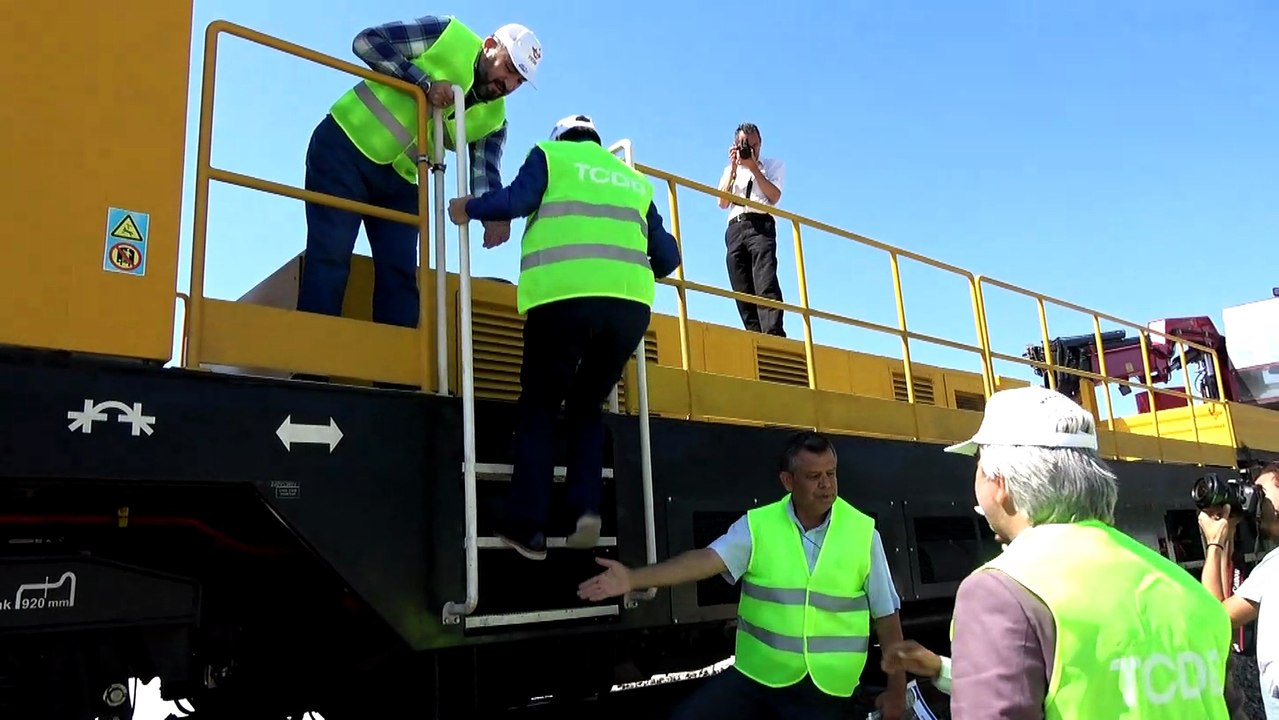 AK Parti Manisa Milletvekili Uğur Aydemir, Akhisar'da şehir dışına alınan demiryolu çalışmalarını yerinde inceledi