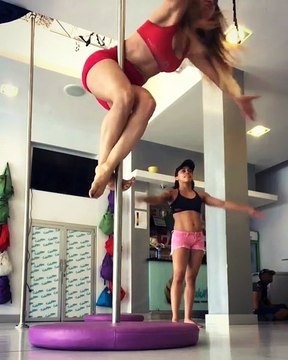 La Materialista en un vídeo y dando buenos golpes de cintura