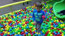 Indoor playground for kids with big slider and pool balls. Ball pit și loc de joaca pentru
